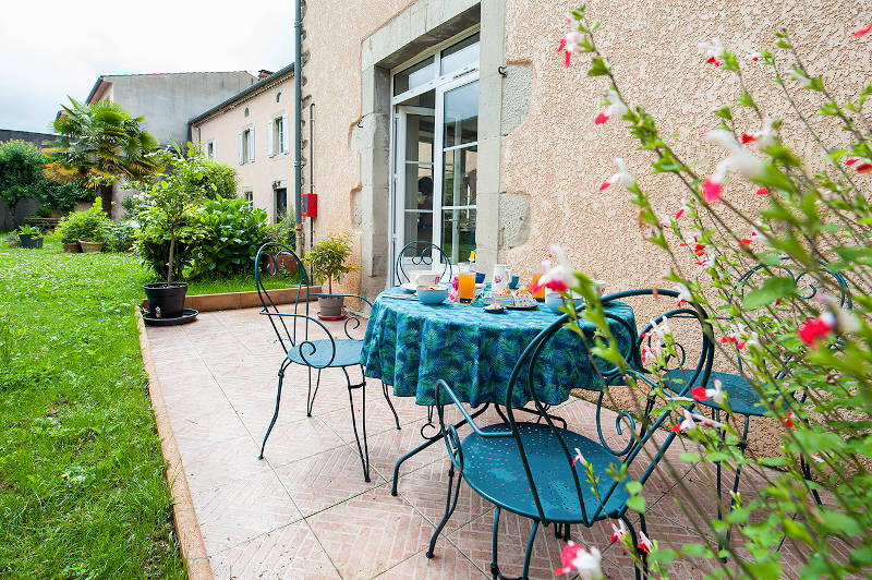 Terrasse pour un petit-déjeuner au soleil